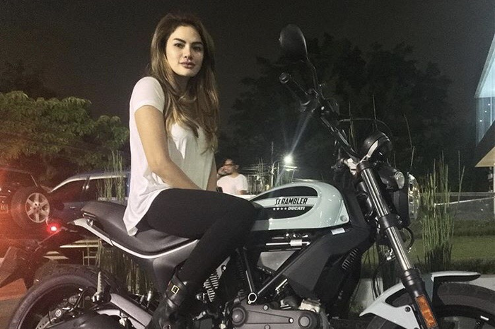 Nikita Mirzani Menunggangi Ducati Scrambler Sixty2