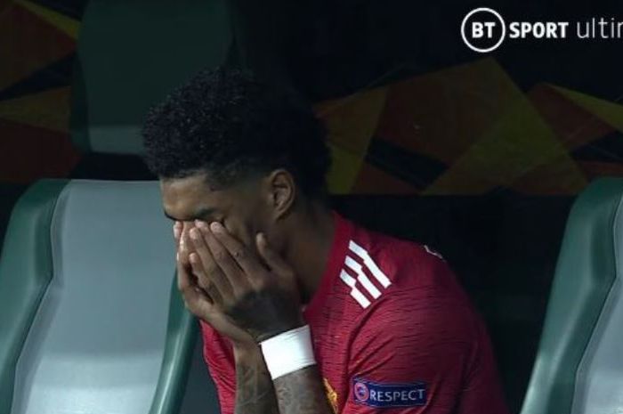 Striker Manchester United, Marcus Rashford, menangis usai timnya dikalahkan Villarreal dalam laga final Liga Europa di Stadion Gdansk, Rabu (26/5/2021).