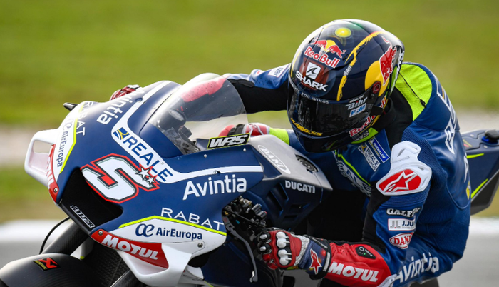 Aksi pembalap Avintia Racing, Johann Zarco, dalam tes pramusim MotoGP 2020 di Sirkuit Sepang, Malaysia, 9 Februari 2020.