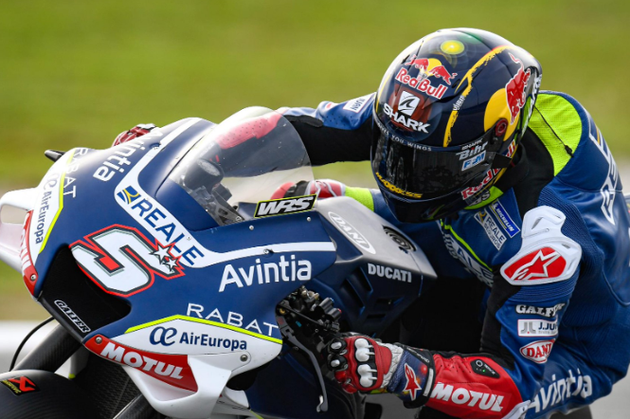 Aksi pembalap Avintia Racing, Johann Zarco, dalam tes pramusim MotoGP 2020 di Sirkuit Sepang, Malaysia, 9 Februari 2020.