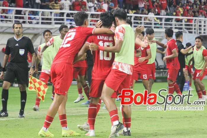 Muhammad Kafiatur Rizky (tengah) saat selebrasil bersama para pemain dan baru dimainkan melawan Kamboja di ASEAN Cup U-19 2024 di Stadion Gelora Bung Tomo, Surabaya, Sabtu (20/7/2024)