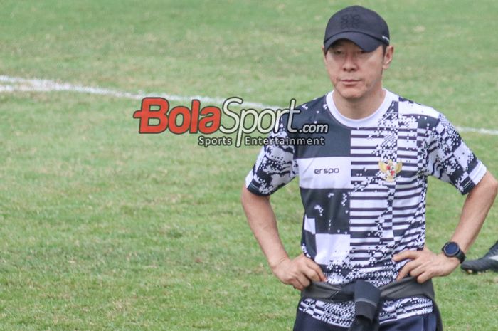 Pelatih timnas Indonesia, Shin Tae-yong, sedang memantau para pemainnya berlatih di Lapangan B, Senayan, Jakarta, Selasa (28/5/2024).