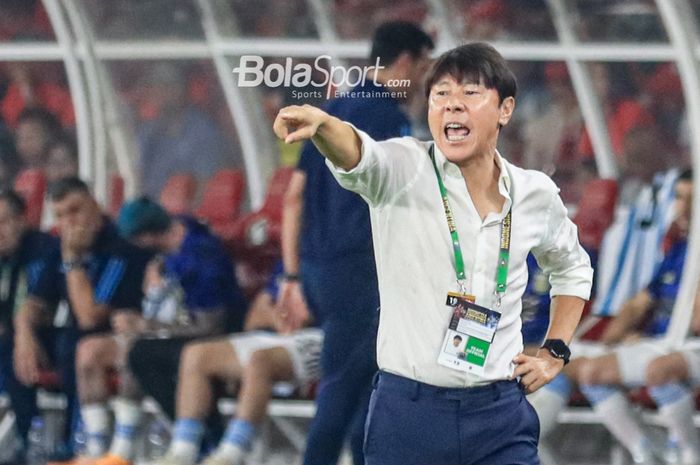 Pelatih timnas Indonesia, Shin Tae-yong, sedang memberikan intruksi kepada para pemainnya saat berlaga di Stadion Utama Gelora Bung Karno, Senayan, Jakarta, Senin (19/6/2023) malam.