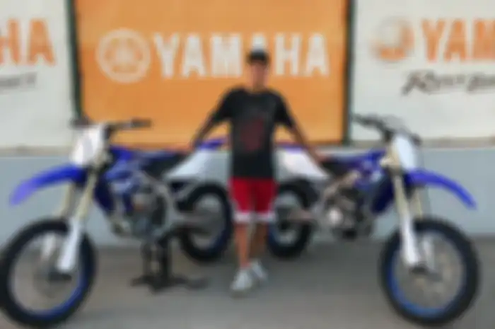 Fabio Quartararo berpose di motor kado hadiah dari pihak Yamaha Motor Prancis sebagai mainan baru untuk latihan pembalap Motogp asal Prancis itu