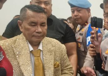 Penampilan Perdana Hotman Paris Hadiri Sidang Usai Sakit, Pakai Jas Emas Blink-Blink
