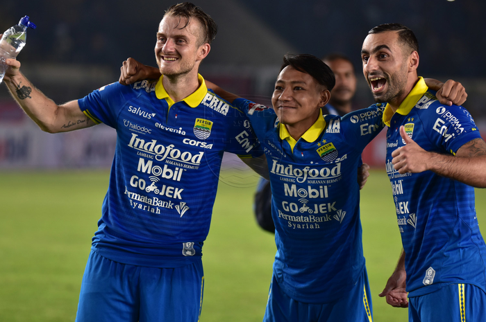 Pemain Persib Bandung, Rene Mihelic, Beckham Putra Nugraha, dan Artur Gevorkyan, saat merayakan kemenangan timnya atas Persipura Jayapura pada pekan pertama Liga 1 2019.