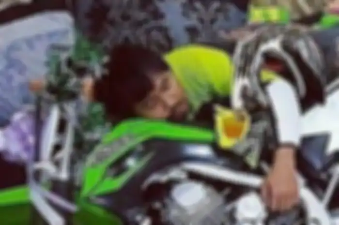 Adegan suami sayang motor ketimbang anak istri