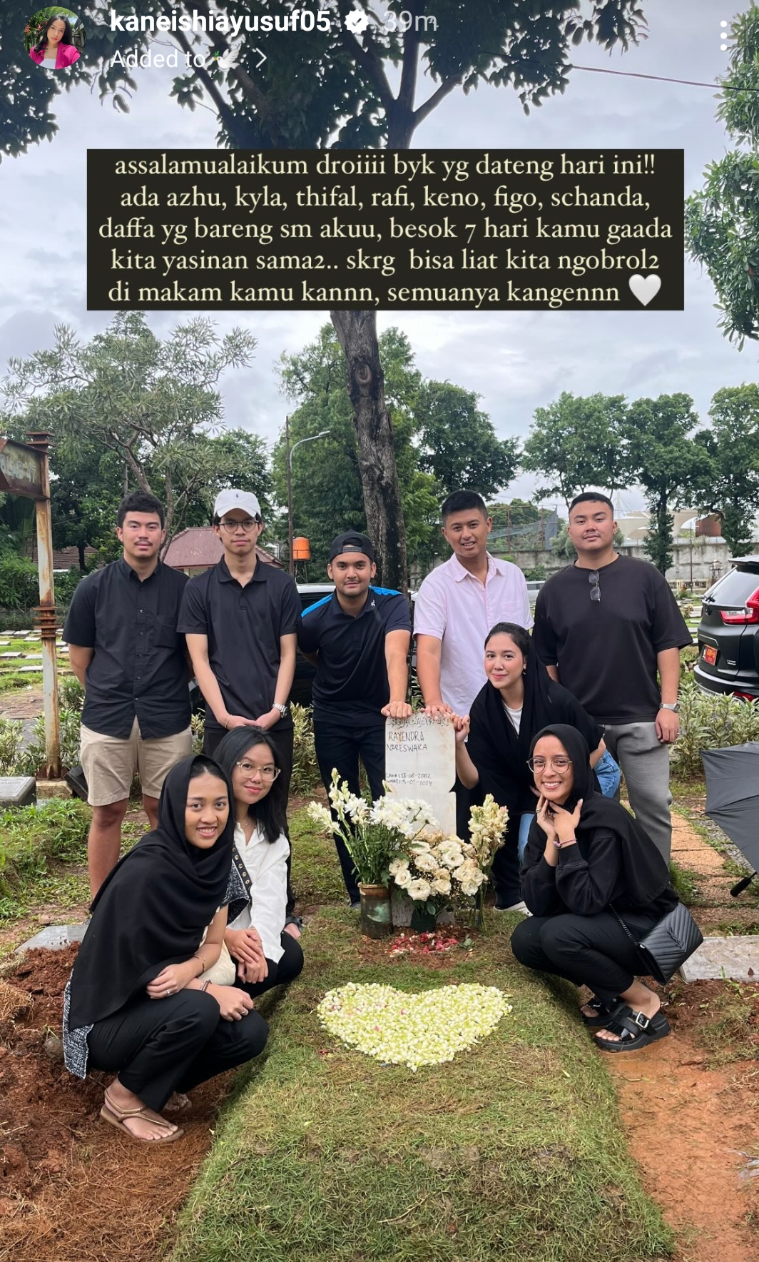 Kaneishia Yusuf dan teman-temannya nyekar ke makam Andra