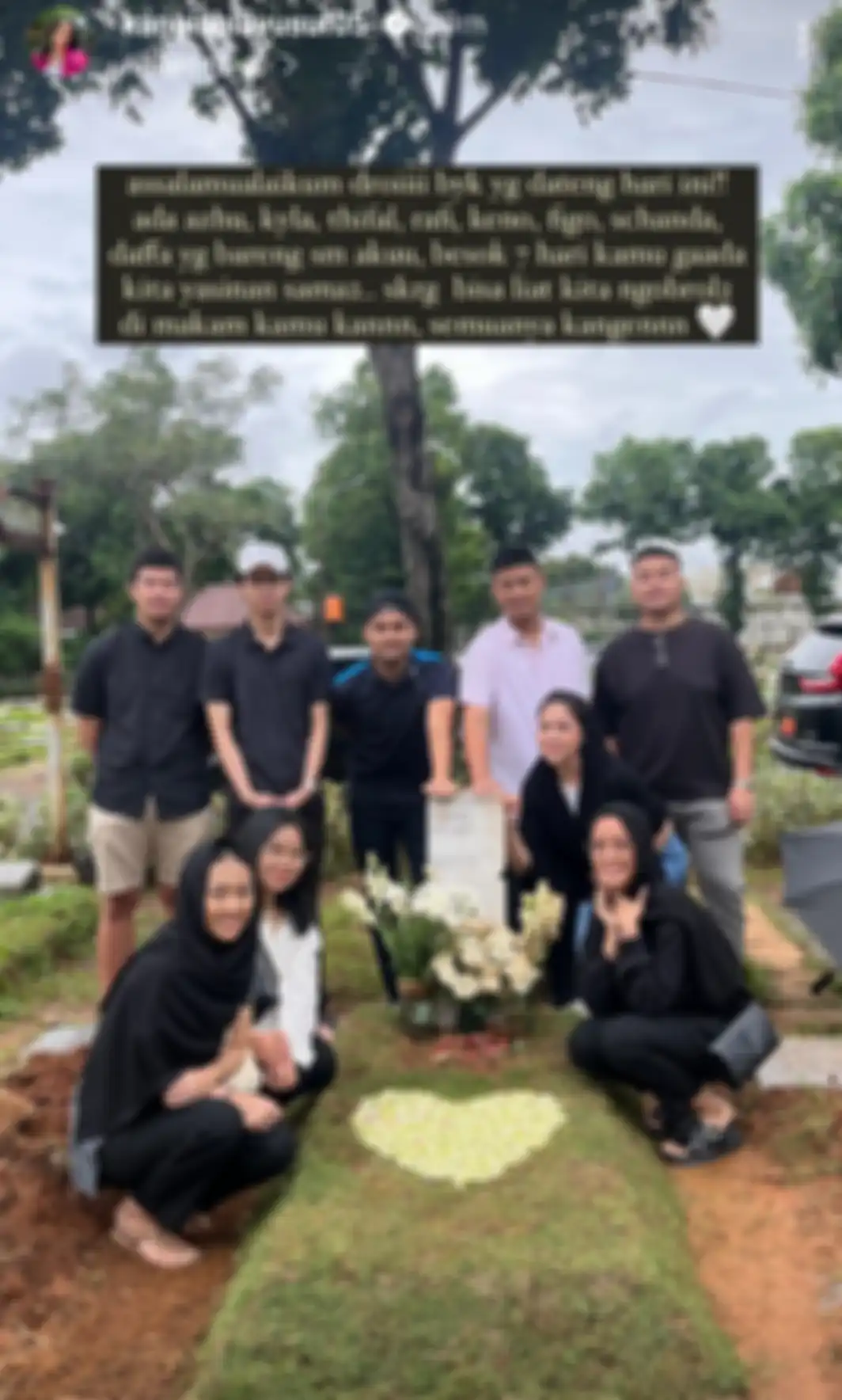Kaneishia Yusuf dan teman-temannya nyekar ke makam Andra