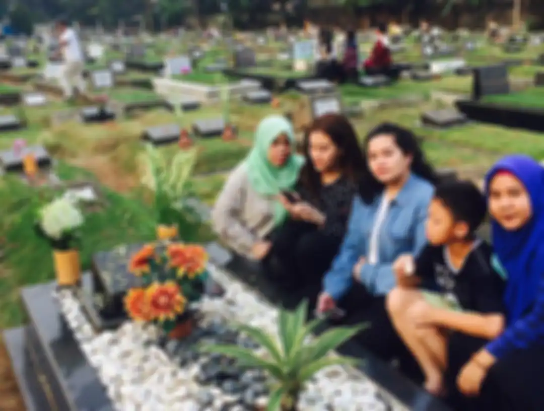Keanu dan kakaknya mengunjungi makam Adjie Massaid