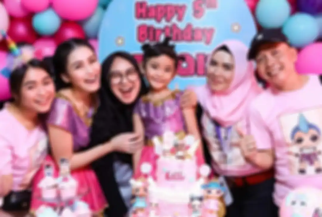 Ria Ricis datang ke ulang tahun Bilqis Khumairah Rozak. Hadiri Ulang Tahun Anak Ayu Ting Ting, Ria R