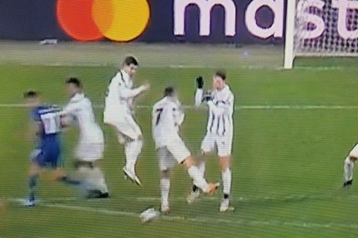 Porto berhasil menyingkirkan Juventus di babak 16 besar Liga Champions berkat satu gol tendangan bebas Sergio Oliveira yang melewati dua kaki Cristiano Ronaldo yang jadi pagar betis. 