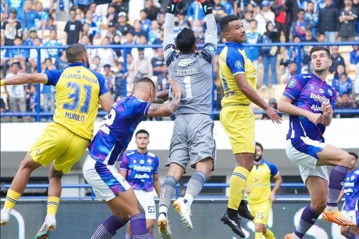 Suasana pertandingan antara Persib Bandung melawan Barito Putera pada laga pekan ke-8 Liga 1 2023/2024 di Stadion Gelora Bandung Lautan Api, Minggu (13/8/2023).