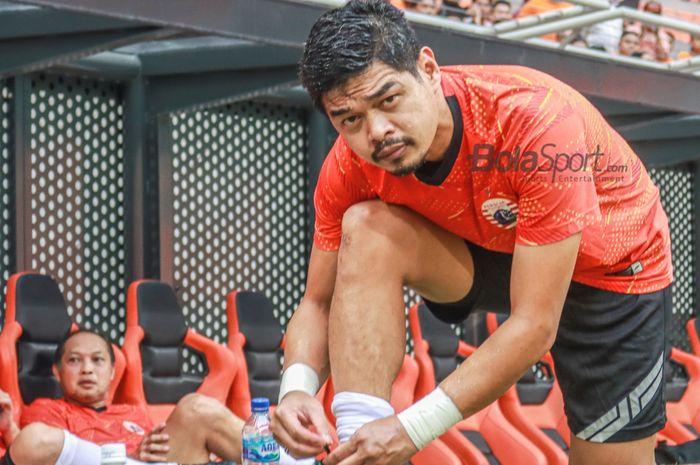 Legenda Persija Jakarta, Bambang Pamungkas, sedang memakai sepatu saat ditemui di Jakarta Internasional Stadium, Jakarta Utara, 7 Mei 2022.