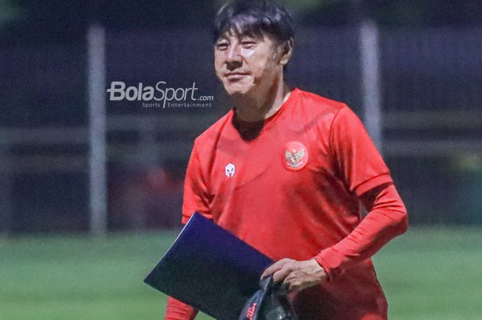 Pelatih timnas U-23 Indonesia, Shin Tae-yong, sedang memantau para pemainnya dalam latihan di Lapangan B, Senayan, Jakarta, 1 Mei 2022.