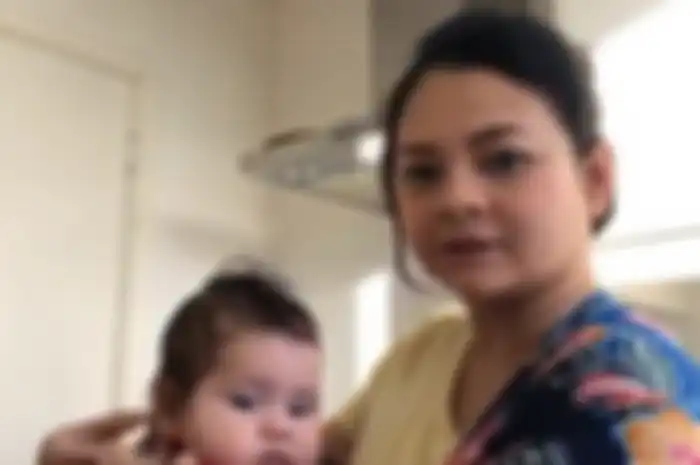 Nanda Gita saat mengurus sang anak