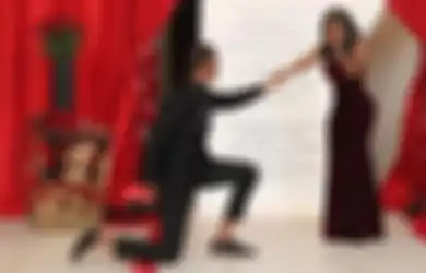 Lamar Kekasihnya, Pria Ini Berikan Enam Cincin Sekaligus, Untuk Apa?