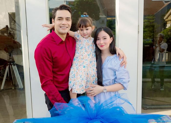 Keluarga Jonas Rivanno dan Asmirandah 