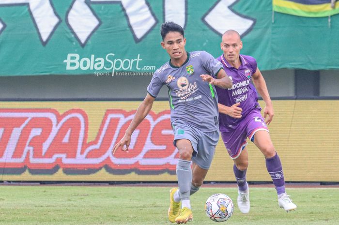 Gelandang Persebaya Surabaya, Marselino Ferdinan (kiri), sedang menggiring bola dan dibayangi bek Persita Tangerang bernama Agustin Cattaneo (kanan) dalam laga pekan ke-18 Liga 1 2022 di Stadion Indomilk Arena, Tangerang, Banteng, Rabu (18/1/2023).