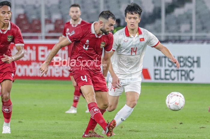 Bek naturalisasi timnas Indonesia, Jordi Amat (kiri), sedang mengoper bola dan dibayangi pemain timnas Vietnam bernama Nguyen Hoang Duc (kanan) dalam laga leg pertama semifinal Piala AFF 2022 di Stadion Gelora Bung Karno, Senayan, Jakarta, 6 Januari 2023.