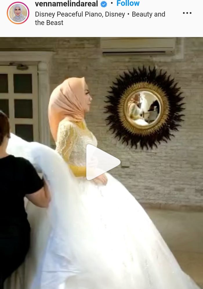 Venna Melinda memamerkan gaun pernikahan mewah yang bakal dia gunakan di hari bahagianya.  