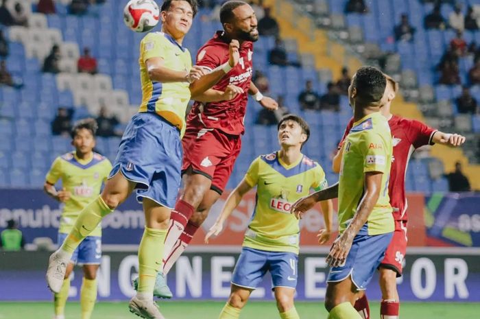 Suasana laga PSM Makassar vs BG Pathum United di Stadion Batakan, Balikpapan pada laga perdana ASEAN Club Championship 2024/2025