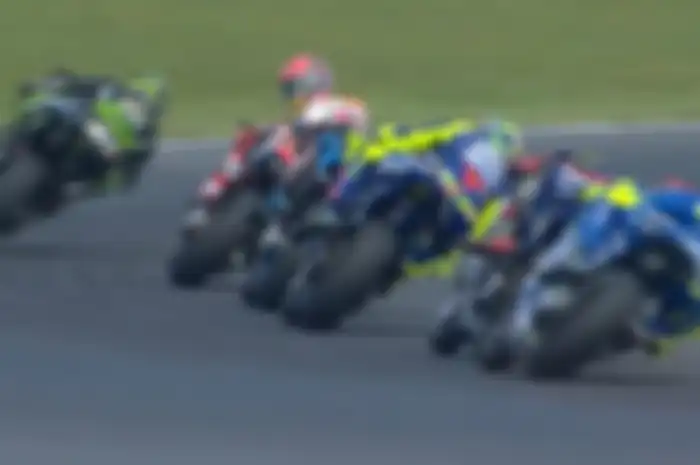 Marc Marquez menengok ke belakang beberapa kali