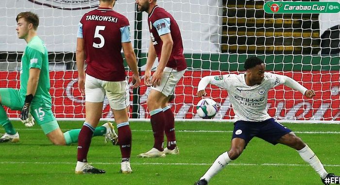 Raheem Sterling merayakan golnya untuk Manchster City ke gawang Burnley di Piala Liga Inggris.