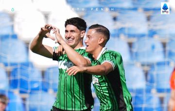 Bek timnas Indonesia, Jay Idzes (kanan) ikut andil dalam terciptanya gol Sassuolo ke gawang Udinese dan bangkit meraih kemenangan di laga Liga Italia (28/9/2025).