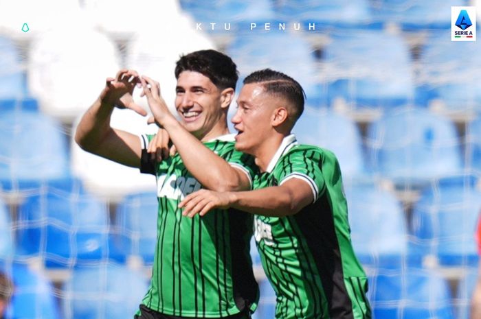 Jay Idzes (kanan) membantu Domenico Berardi mencapai lebih dari 200 keterlibatan gol.