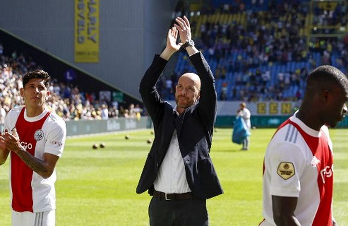 Erik ten Hag berpamitan kepada penggemar Ajax Amsterdam usai laga Liga Belanda pekan ke-34 di markas Vitesse, Gelredome (15/5/2022),  jelang kepindahan ke Manchester United.