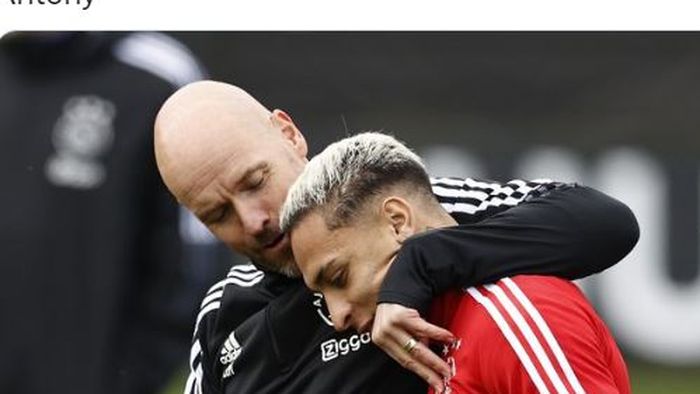 Erik ten Hag dan Antony berbincang dalam sesi latihan Ajax.