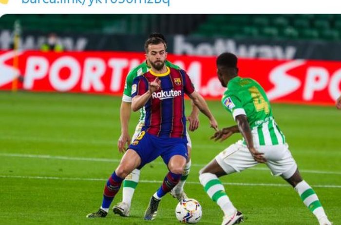 Gelandang Barcelona, Miralem Pjanic, beraksi dalam laga Liga Spanyol kontra Real Betis di Stadion Benito Villamarin, Minggu (7/2/2021).