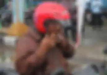 Street Manners : Bahaya Merokok Sambil Naik Motor, Bukan Hanya Mengganggu Konsetrasi Berkendara