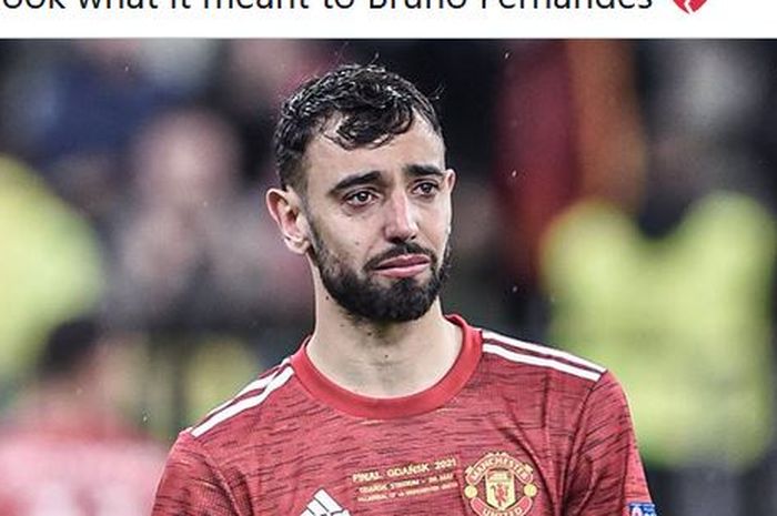 Gelandang Manchester United, Bruno Fernandes, menangis usai timnya dikalahkan Villarreal dalam laga final Liga Europa di Stadion Gdansk, Rabu (26/5/2021).