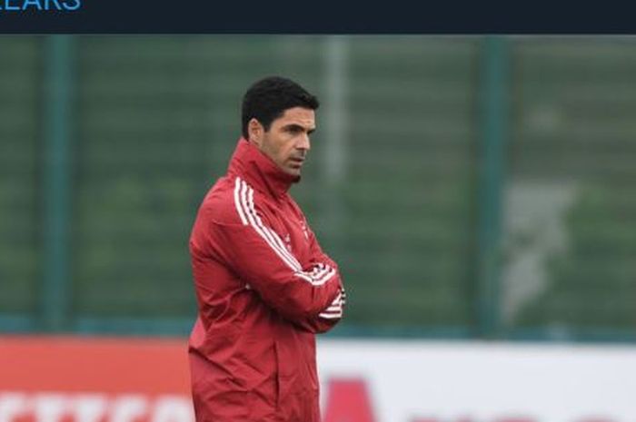 Pelatih Arsenal, Mikel Arteta, saat memimpin sesi latihan.