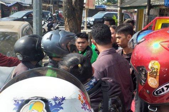 Sejumlah driver ojol sweeping ojek pangkalan