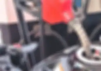 Alasan Pemotor Wajib Turun Saat Isi Bensin Termasuk Tangki di Depan