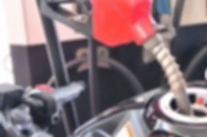 Konsumen wajib turun dari motor saat is bensin.