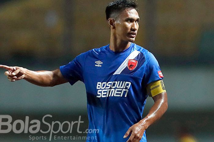 Zulkifli Syukur saat berlaga dengan mengenakan ban kapten PSM Makassar.