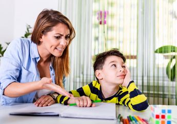 Viral Ibu Bunuh Anak karena Susah Belajar Online, Ini 2 Hal yang Harus Orangtua Pahami Saat Dampingi Anak Belajar