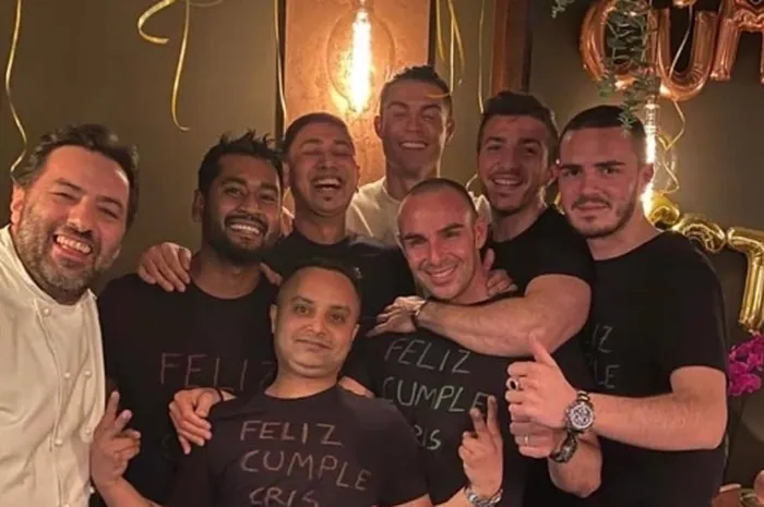 Chef Piedmontese, Davide Fiore (kiri), saat ikut berfoto dengan Cristiano Ronaldo dan rekan-rekannya yang merayakan ulang tahun sang pemain Juventus di restorannya.