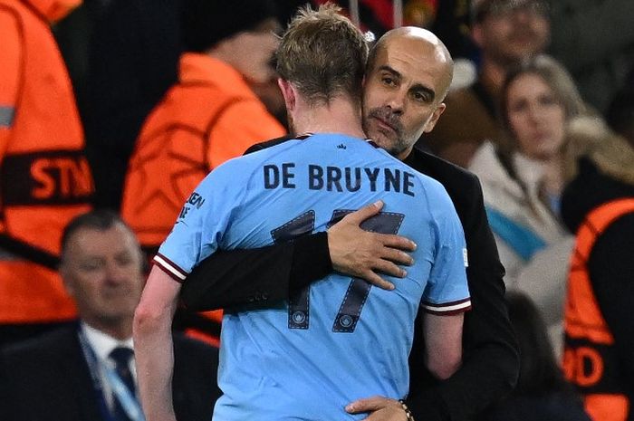 Pep Guardiola memeluk Kevin de Bruyne dalam laga Man City. De Bruyne jadi pahlawan kemenangan timnya atas Newcastle United dalam lanjutan Liga Inggris di St James' Park (13/1/2024).