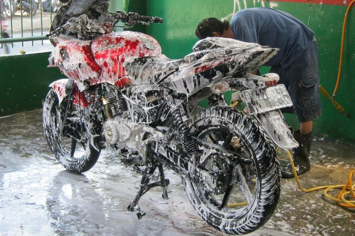 Bantuan Rp 3,55 juta dari pemerintah bisa buat modal usaha cucian motor.