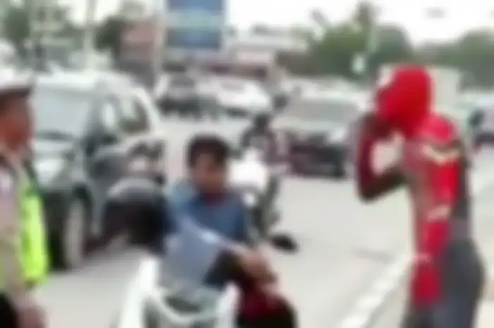 Spiderman ditilang polisi karena enggak pakai helm di Medan.