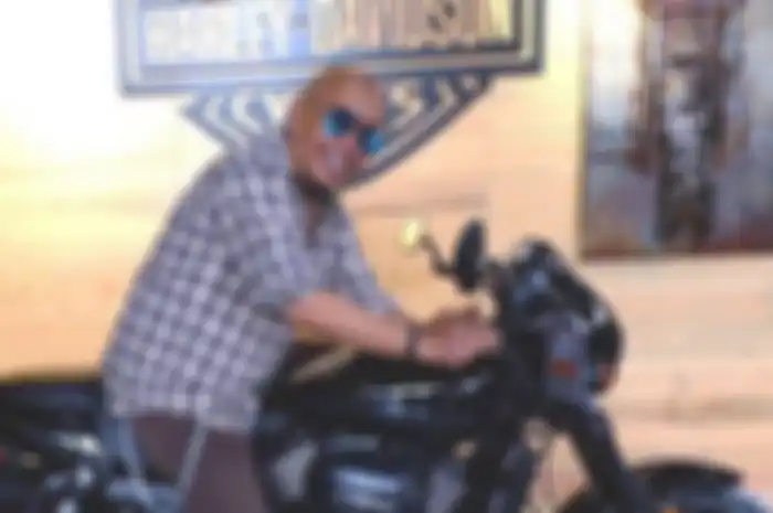 Joe P-Project saat pose di atas Harley-Davidson