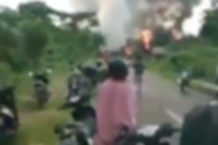 56 rumah dibakar akibat bentrokan konvoi motor pengguna knalpot brong di Buton, Sulawesi Tenggara.