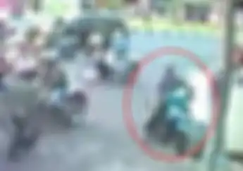 Santai Banget, Terekam Aksi Maling Motor di POM Bensin yang Ramai