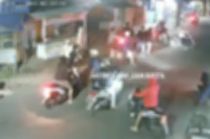 Geng motor atau gerombolan beban orang tua tebar ancaman di Jalan Raya Munjul-Cilangkap, Jakarta Timur pada Sabtu (25/3/2023) sekitar pukul 02.13 WIB.