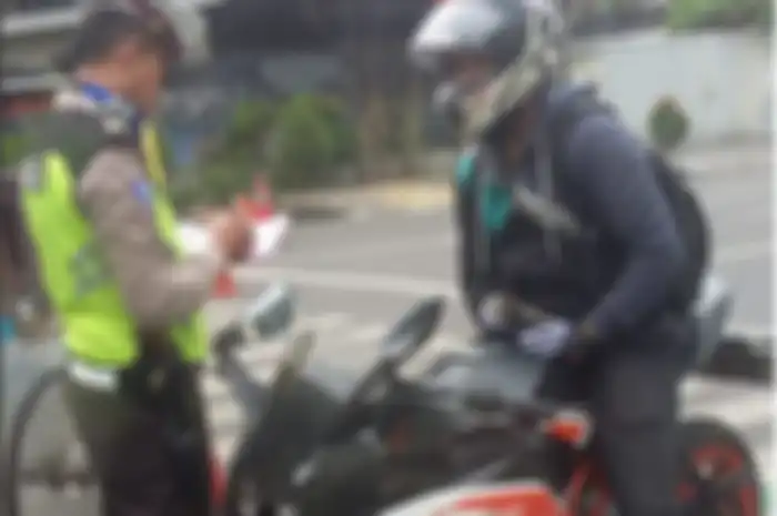 Pemotor motorsport ditilang karena tak memasang pelat nomor.